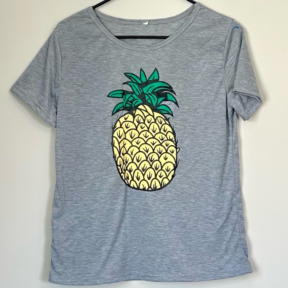Gray Short Sleeved T-Shirt with Pineapple Graphic - Size: Medium